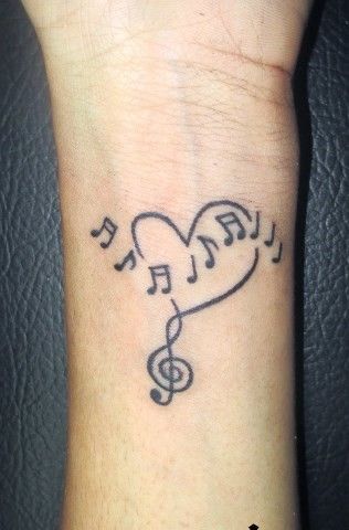 Love Music Symbole tatouage sur la main