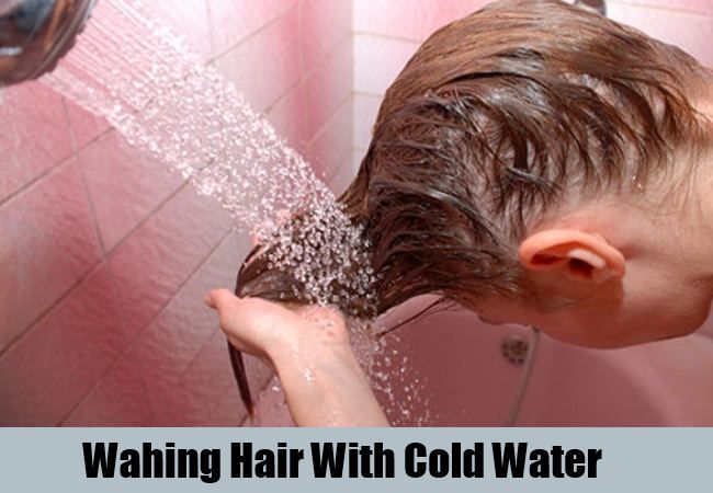 Se laver les cheveux avec de l'eau froide