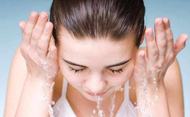 Laver le visage avec l'eau salée