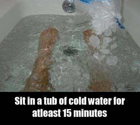 Asseyez-vous dans un bain d'eau froide