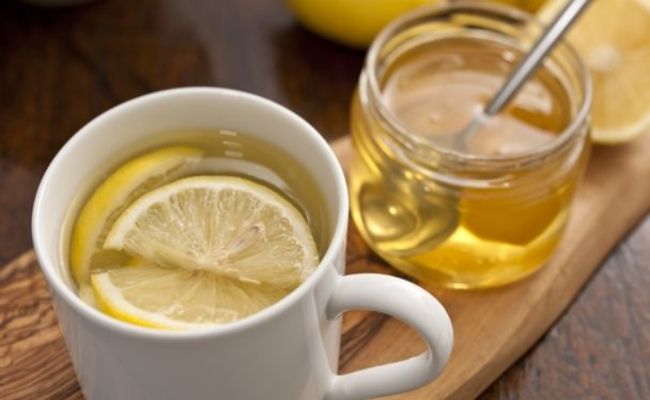 de jus de citron et le miel dans un verre d'eau tiède