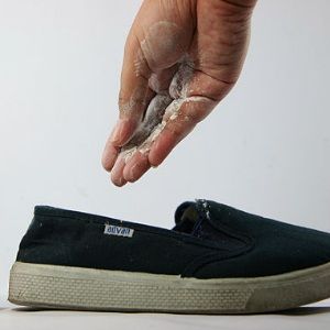 Saupoudrez du bicarbonate de soude dans les chaussures