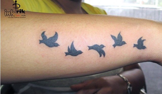 Oiseaux volants tatouage sur la main