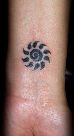 Chakra Symbole tatouage sur la main
