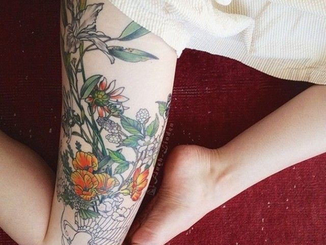 Floral Design tatouage sur la cuisse