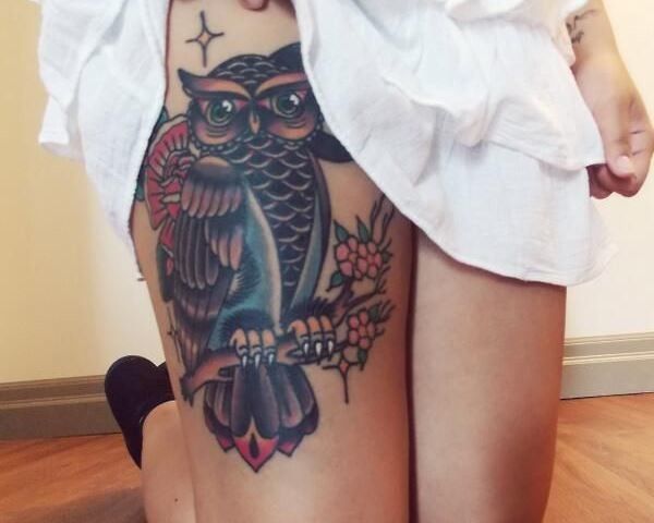 Owl tatouage sur la cuisse