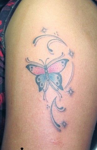 Papillon de tatouage sur le bras