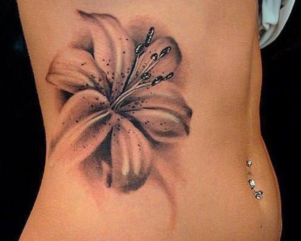 Taille de tatouage de fleur sur le côté