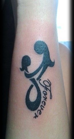 Amour Symbole Design Tattoo sur le bras