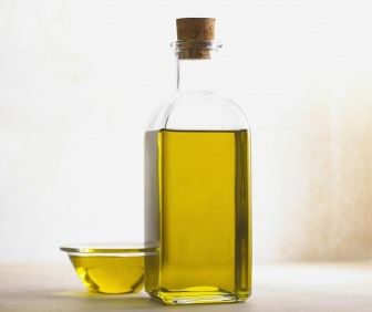 Comment utiliser des huiles pour les vergetures